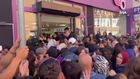 KOZMETİK MAĞAZASI AÇILIŞINDA İZDİHAM
