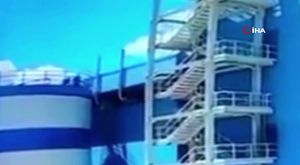 Alev alan elektrikli araç bomba gibi patladı... O anlar kamerada