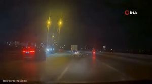 Bursa'da alev alev yanan lüks otomobil kullanılamaz hale geldi