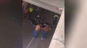 Kamyonete çarpan motosikletli ve arkadaşı böyle savruldu