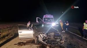 Motosiklet otomobile arkadan çarptı