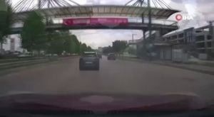 Tartıştığı arkadaşının baltayla kestiği kafasını sokağa fırlattı