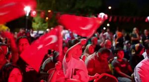 Başkan Şimşek, Gençlere Türk Bayrağı hediye etti
