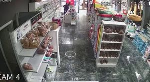 Saklambaç oynayan kapkaççıyı, polis sobeledi...O anlar kamerada