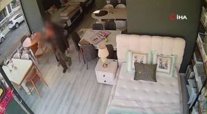 Bursa'da  yavru köpek demir korkuluklara sıkıştı