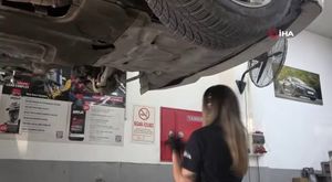 Aracın çarptığı genç kız yaralandı...Kaza anı kamerada