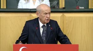 Bursa'da otomobilin önüne manevra yapan kamyon kamerada