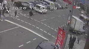 Tır ile servis minibüsünün çarpışma anı cep telefonu kamerasına yansıdı