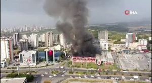 Adana'da genç kızlar tekme ve yumruklarla kavga etti