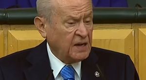 TAKLA ATTI HEM KENDİNİ HEM BAŞKA SÜRÜCÜLERİ YAKTI