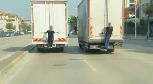3 araca kaza yaptırıp vatandaşlar tarafından durduruldu... Kaza anı kamerada