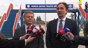 Bursa'da elini kolunu sallayarak bahçe kapısını çaldı