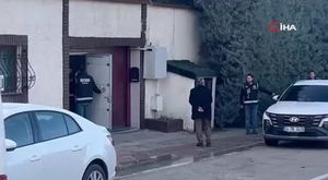 Bursa'da lüks otomobil ağaca çarparak pert oldu