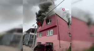 Bursa'da çatı alev alev yandı: 2 kişi dumandan etkilendi!