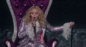 Madonna - Rebel Heart turnesinde fanını sahneye çıkartıp beraber dans etti.