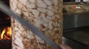 KÜÇÜKÇEKMECE’DE 3 KATLI BİNANIN ÇATISI ALEV ALEV YANDI