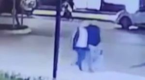 KASKLI ŞÜPHELİ ASANSÖRE İDRARINI YAPIP DAMDAKİ KUŞLARI ÇALDI