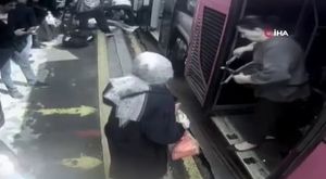 Bursa’da Tarihi Uzun Çarşı'da yangın paniği: Alev alev yandı
