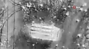 Bankta uyuyan kişinin telefonun çalındığı anlar görüntülendi