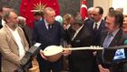 Yavuz Bingöl Erdoğan'a bağlama hediye etti!