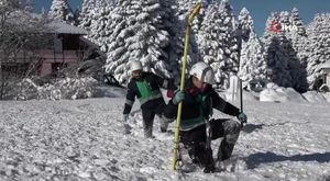 Falezlerden atlayan genç kadını imece usulü kurtardılar