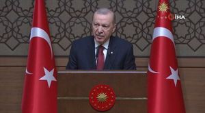 Dalgın sürücü hafif ticari aracıyla markete böyle daldı