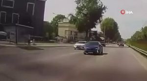 Otomobil ile motosikletin kazası kamerada: 1 yaralı