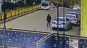 10 kilometre kaçtı, ehliyetsiz çıktı...Gençlerin suç pazarlığı kamerada