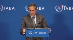 Uludağ'da kış uykusuna yatamayan ayılar yemek aramaya çıktı