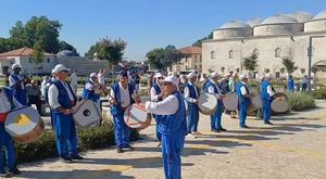 EDİRNE'DE İKİ OTOMOBİL ÇARPIŞTI, YARALILAR VAR