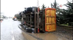 Kırmızı ışıkta geçen araç öğrencilere çarptı: O anlar kamerada