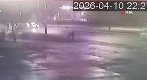 Edinilen bilgiye göre, Beşevler Mahallesi'nde bir akaryakıt istasyonunda film sahnelerini aratmayan anlar yaşandı. Yakıt almak için istasyona giren otomobilin sürücüsü araçtan inip ödeme yapmaya girdi. Yakıt tabancası takılıyken kendi kendine hareket eden