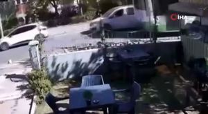 Kavga ettiği kişinin yüzüne uçan tekme attı... O anlar kamerada