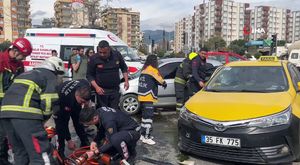 Kırmızı ışıkta geçen araç öğrencilere çarptı: O anlar kamerada