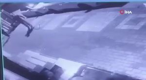 Sahne çöktü! Belediye başkanı saniyelerle kurtuldu