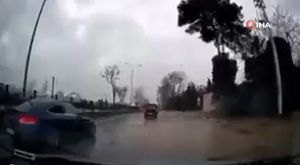 Duvara çarpıp çukura düşen alkollü şahsın ilginç anları kamerada