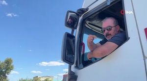 Genç kadın kendini kurtaran polise kafa attı