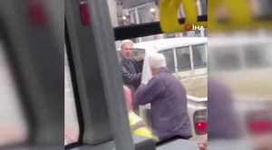 Bursa'da mahallede aileler arası kavga bir anda büyüdü