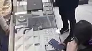 Öğrencinin üzerine kar kütlesi düştü!