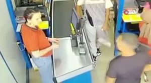 Saklambaç oynayan kapkaççıyı, polis sobeledi...O anlar kamerada