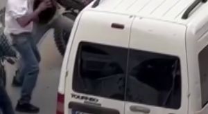 Zifte bulanan yavru köpeği kurtarıp, bakımını yaptılar