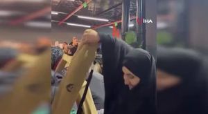 Kamyonete çarpan motosikletli ve arkadaşı böyle savruldu