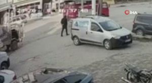 Bursa'da kahvehane sular altında kaldı, vatandaşlar oyuna devam etti