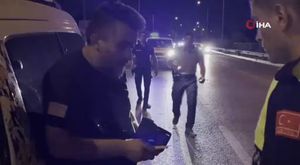 Bursa'da bir garip kavga! Erkelerin arasına tekme ile karıştı
