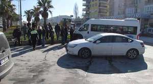 Kuşadası'nda Öğrenci Minibüsü ile Özel Araç Çarpıştı..