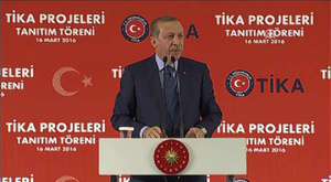 Lastik bottaki 54 kaçak göçmen kurtarıldı