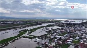 Bursa'da yürek burkan görüntü! Çöpü karıştıran kadın...