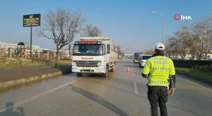 Bursa'da otomobillerin çarpıştığı kaza saniye saniye kamerada