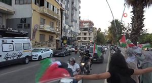 Adana’da kapüşonlu şüpheli park halindeki mopedi çaldı