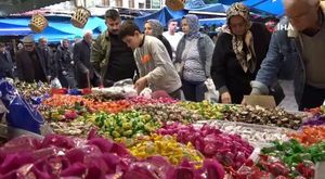 Bursa'da pazar tezgahları bayram şekerleriyle renklendi